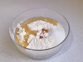 面粉+牛奶+玉米油+糖+蛋+酵母粉。