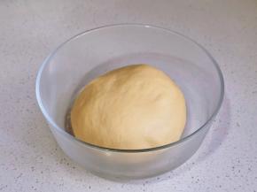 揉成光滑的面团进行发酵。