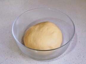 揉成光滑的面团进行发酵。