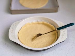 用叉子扎出不规则的孔。