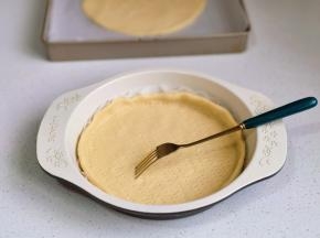 用叉子扎出不规则的孔。