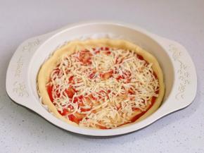 涂上番茄酱，撒马苏里拉芝士。