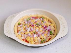 撒上玉米粒，洋葱丁。