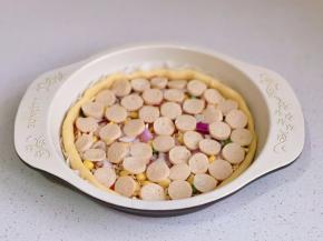 摆上切好的鸡肉肠。