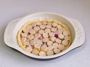 摆上切好的鸡肉肠。