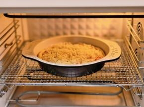 入烤箱中层上下180度烤25度。