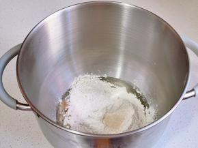 除蜜豆外的食材全部倒入厨师机中。