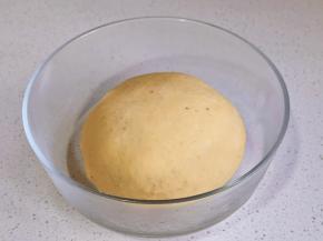 揉至光滑的面团进行发酵。