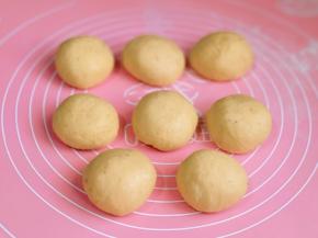 揉圆盖上保鲜膜醒10分钟。