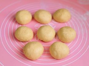 揉圆盖上保鲜膜醒10分钟。