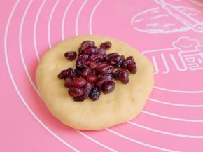 取一块面团放上蜜豆馅。