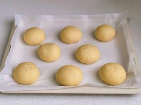 依次做好放入烤盘中，进行二次发酵。