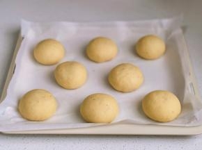 依次做好放入烤盘中，进行二次发酵。