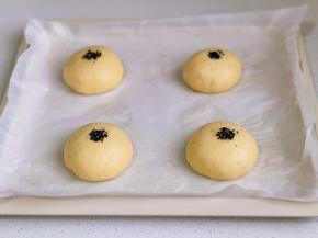 发酵至明显变大，中间放上芝麻。