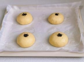 发酵至明显变大，中间放上芝麻。