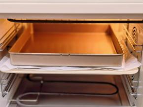 盖一张锡纸，再放一个烤盘压住，上下135度烤25分钟。