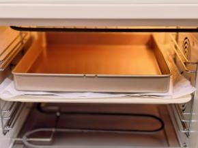 盖一张锡纸，再放一个烤盘压住，上下135度烤25分钟。