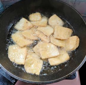 年前买的豆腐有点多，吃不了那么多，就把它们全部切成块，油温七成热下锅炸至两面金黄色！