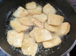 年前买的豆腐有点多，吃不了那么多，就把它们全部切成块，油温七成热下锅炸至两面金黄色！