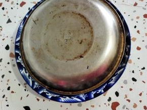 扣上一个盘子，以免微波加热的时候。上面干巴了，失去水分！
