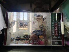 放在微波炉里，高火100度加热5分钟！