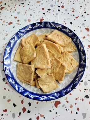 热气腾腾的，就像刚炸好一样！(没有微波炉的，也可以上锅蒸加热。或者油锅里复炸一下也可以的！)