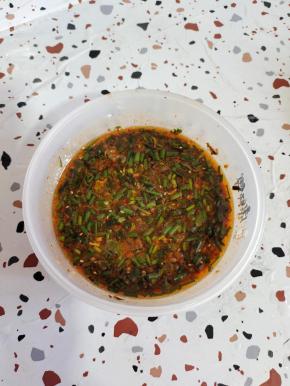 料汁儿:
取三块臭豆腐乳按压成泥状，放入蒜泥，葱花，倒入适量的开水，放入一勺辣椒油，两勺生抽，一勺老抽，三勺香醋，一勺盐，两勺鸡精，一勺麻辣鲜，适量的香菜，一勺香油搅拌均匀调成料汁儿！