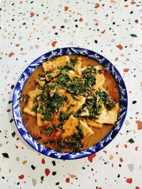 淋在加热好的豆腐上，浸泡5分钟左右就可以吃啦！就像外面卖的臭豆腐一样好吃！(也可以随时买新鲜的豆腐炸好，淋上这个料汁也可以哦！)