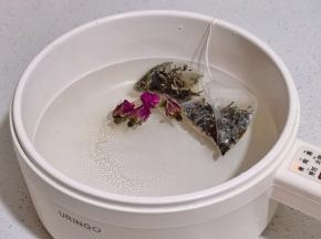 清水+袋泡茶+玫瑰花茶倒入锅中煮出茶色。