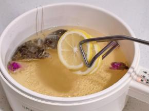 加入切好的柠檬片。