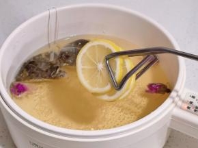 加入切好的柠檬片。