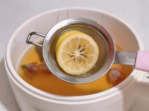 将柠檬茶包捞出。