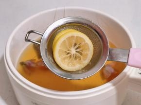 将柠檬茶包捞出。