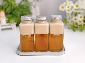 待柠檬玫瑰茶冻凝固后倒入奶茶。