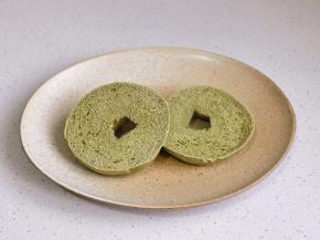 抹茶贝果切开。