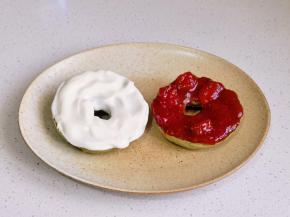 一半涂酸奶，一半涂草莓酱。