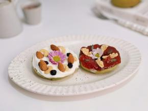 中间装饰花朵。