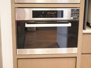 蒸箱里的水壶加入适量清水，以100摄氏度预热