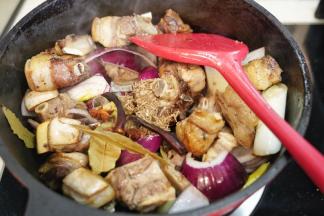 放入香叶、孜然粒、黑椒粒、迷迭香、八角、干辣椒翻炒均匀