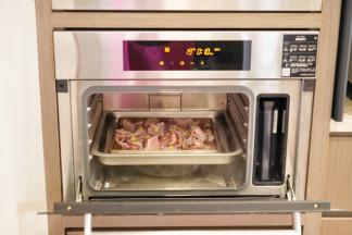 把羊排放入蒸箱中层蒸10分钟，以去羊腥味