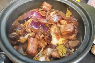 把烧开的羊排倒入砂锅里