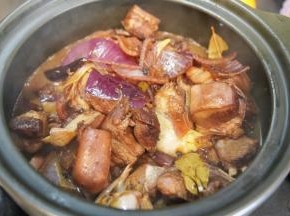 把烧开的羊排倒入砂锅里