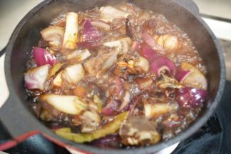 加入适量开水翻拌均匀，大火烧开