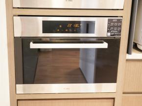 蒸箱的水壶加满清水，以100摄氏度蒸肉键预热