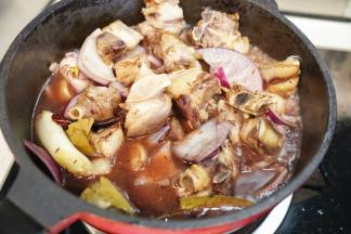 加入红酒、生抽、老抽、盐翻炒均匀