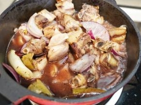 加入红酒、生抽、老抽、盐翻炒均匀