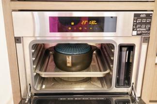 把羊排放入预热好蒸箱下层蒸1小时30分钟即可