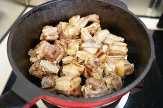 锅里热油后放入蒸好冲去血沫的羊排煎炒至表面微黄