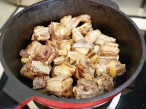 锅里热油后放入蒸好冲去血沫的羊排煎炒至表面微黄
