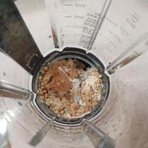 清洗干净倒入破壁机，再放入适量的老冰糖！